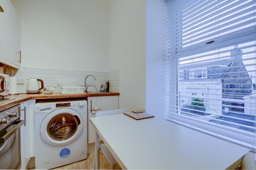 廚房, Garden gate Upper Apartment in 普雷斯特威克