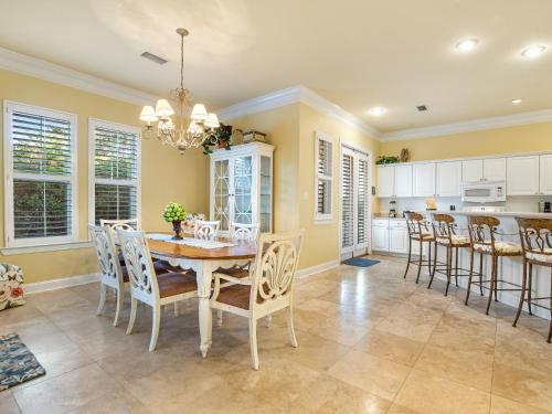 Here Comes the Sun~ Spacious and bright 4BR/3BA beach house! - image 9