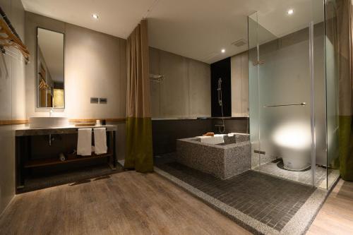 room detail thumbnail 2
