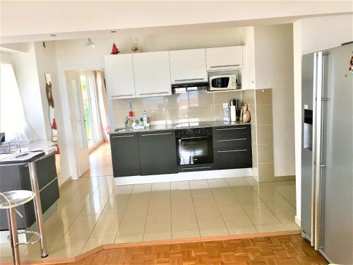 Konyha, Spacious Apartment with Lake View | 35 in Clarens