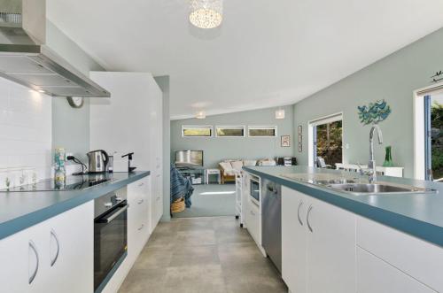 virtuve, The Blue Cottage with WiFi- Waipu Holiday Home in Waipu