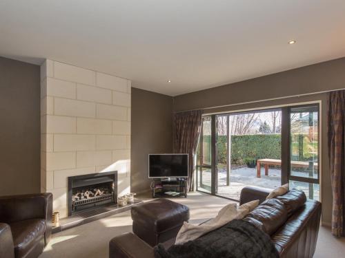 Modern Lake Haven - Wanaka Holiday Home - image 3