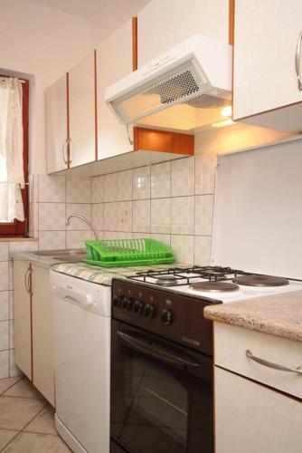 Apartments with a parking space Fazana - 7284 - image 3