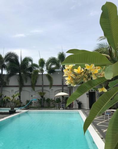 Swimming pool, KAWANA HOTEL in Padang