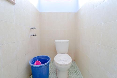 Bathroom, Hotel Kukup Indah near Ngrenehan Beach