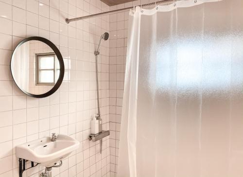 Quadruple Room with Private Bathroom image 5