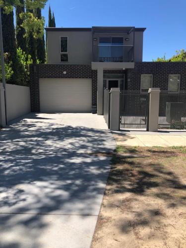 Central executive 4br townhouse — Hotel in Albury
