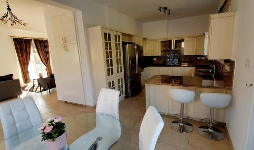 مطبخ, Villa Rossa in بيزوري