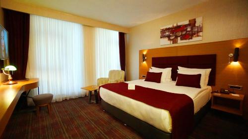 New Garden Hotel - image 3