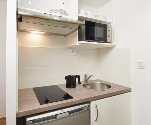 Kitchen, Teneo Apparthotel Talence - Centre in Talence
