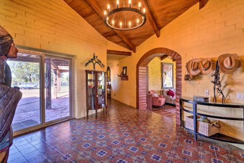 Equestrian Estate with Horse Stables and Pool! in 聖馬可斯