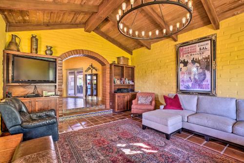 Equestrian Estate with Horse Stables and Pool! in 聖馬可斯