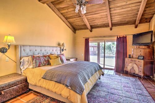 Equestrian Estate with Horse Stables and Pool! in 聖馬可斯