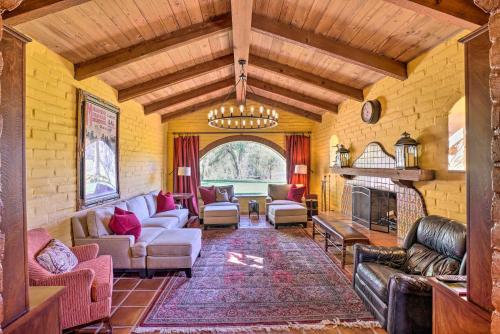 Equestrian Estate with Horse Stables and Pool! in 聖馬可斯