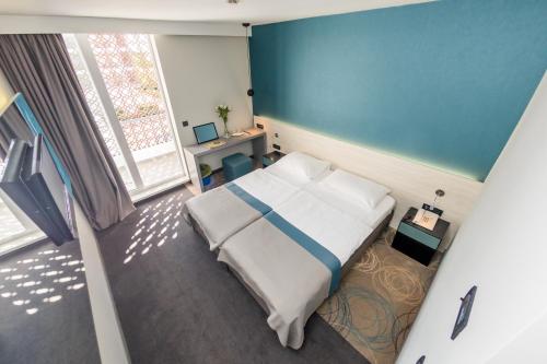 Standard Double Room with Balcony image 6