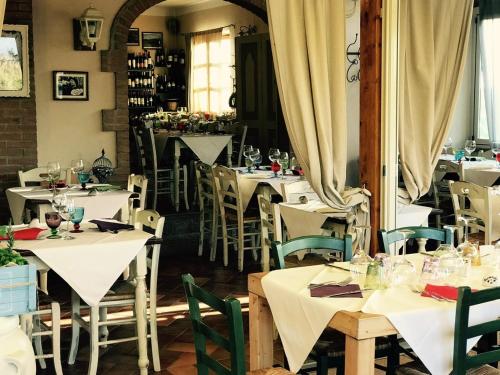 Restorāns, Casetta Luna e Sole Giardino privato e vista Toscana in Montescudaio