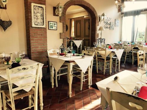 Restorāns, Casetta Luna e Sole Giardino privato e vista Toscana in Montescudaio