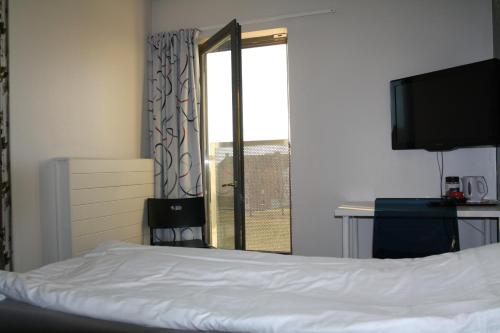 Twin Room image 9