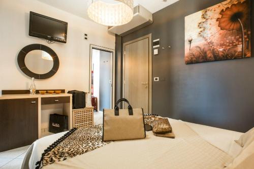 1 queen bed, 1 sofa bed