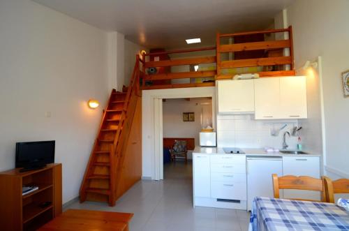 Studio Apartment with Sea View image 7