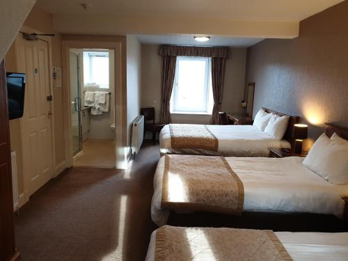 1 double bed, 2 twin beds