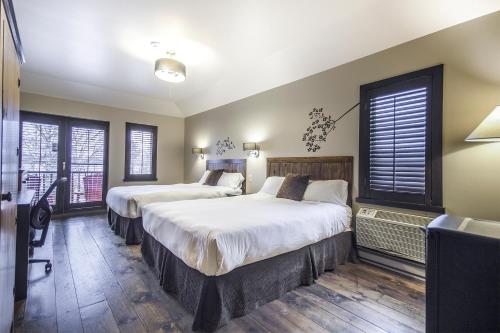 2 queen beds
