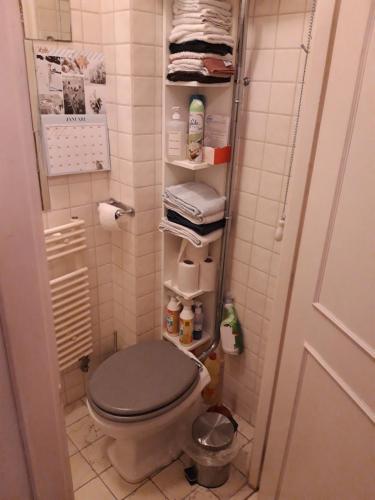 Homey Budget Bedroom, Amsterdam (photo 10)