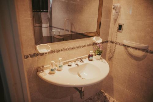 Standard Quadruple Room image 2