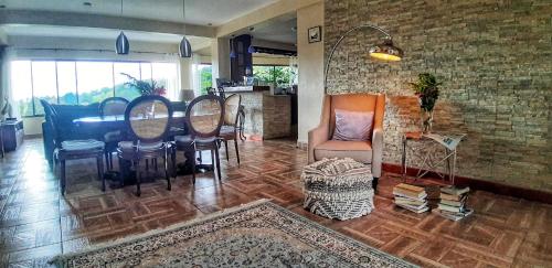 ห้องส่วนกลางสำหรับนั่งเล่น/ดูทีวี, Villa Alejandro in โบกูเอเต