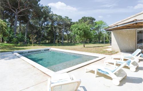 Awesome home in Bagnols sur ceze w/ Outdoor swimming pool, Outdoor swimming pool and 4 Bedrooms gîte à louer Tresques