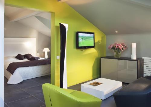 1 king bed, 1 sofa bed