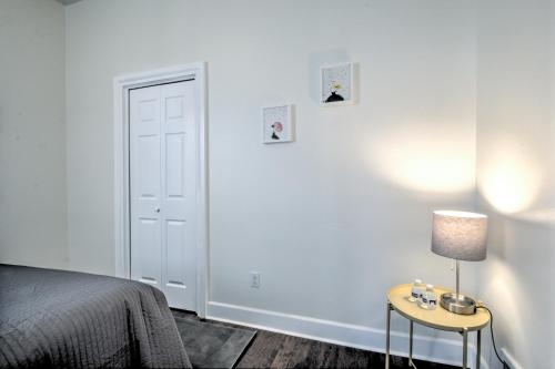 Hosteeva Capitol Hill 2BR Apt - 7 Walking Distance to Dining