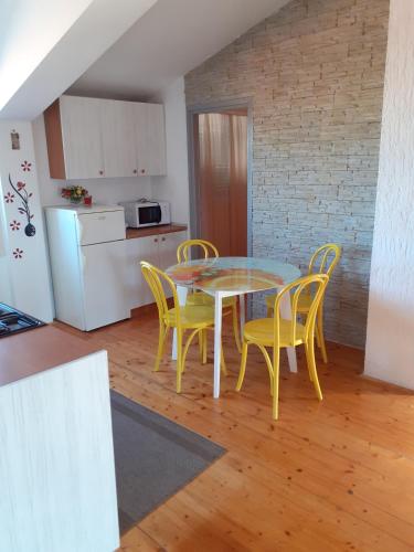 One-Bedroom Apartment image 7