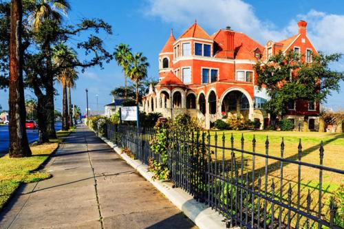 Sevin on Sunday “A Sunny Condo By The Beach”