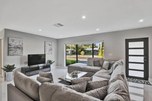 Renovated 5½ Bedroom Home/Heated Pool - image 5