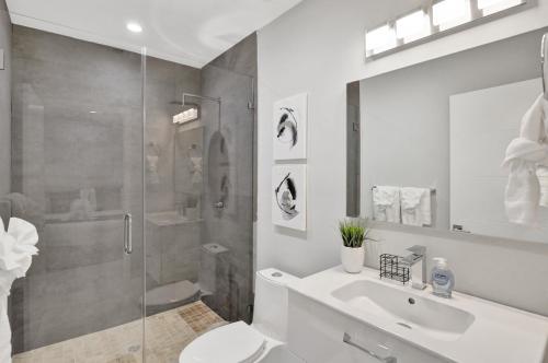 Renovated 5½ Bedroom Home/Heated Pool - image 13