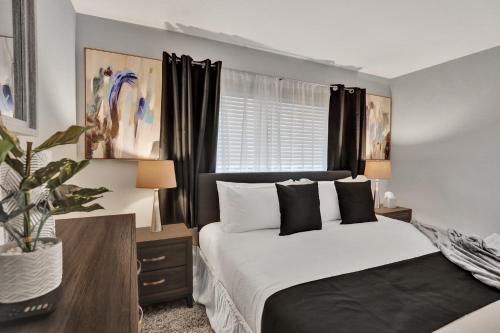 Renovated 5½ Bedroom Home/Heated Pool - image 4