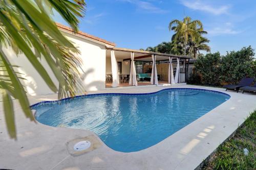 Renovated 5½ Bedroom Home/Heated Pool - image 15