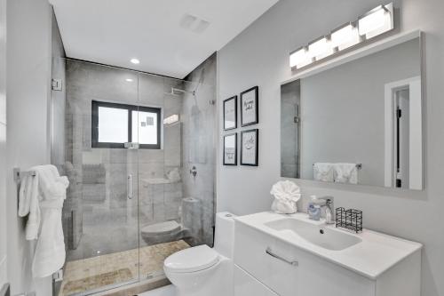 Renovated 5½ Bedroom Home/Heated Pool - image 11