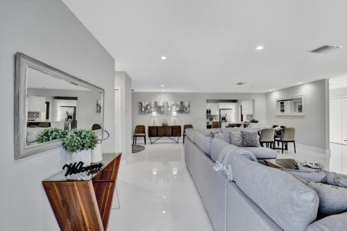Renovated 5½ Bedroom Home/Heated Pool in Hollywood, USA