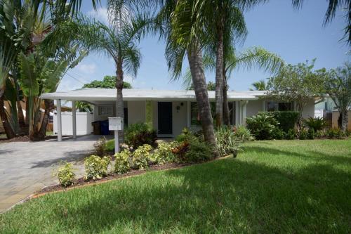 Heated pool ,3 bedroom bungalow ,minutes from the beach photo 2