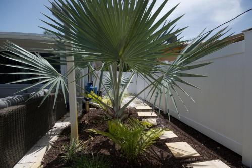 Heated pool ,3 bedroom bungalow ,minutes from the beach photo 1