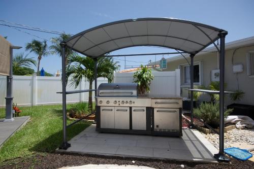 Heated pool ,3 bedroom bungalow ,minutes from the beach photo 4