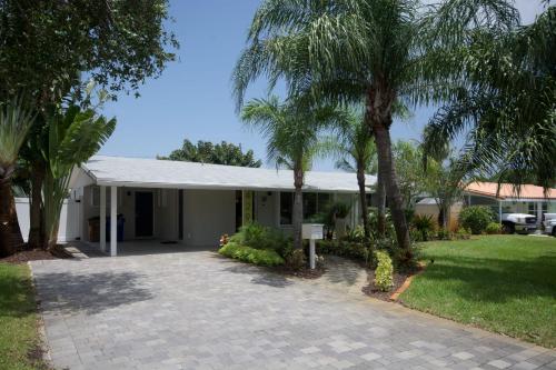 Heated pool ,3 bedroom bungalow ,minutes from the beach photo 3