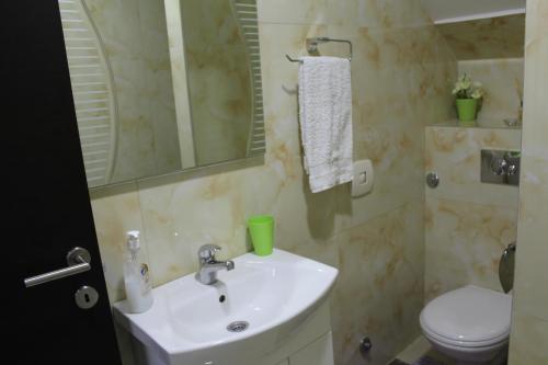 2BR Airport Accommodation near E75 with Free Private Parking - main image