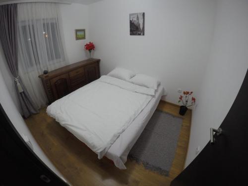 2BR Airport Accommodation near E75 with Free Private Parking - image 4