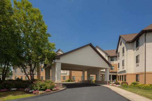 Holiday Inn Express & Suites Bradley Airport