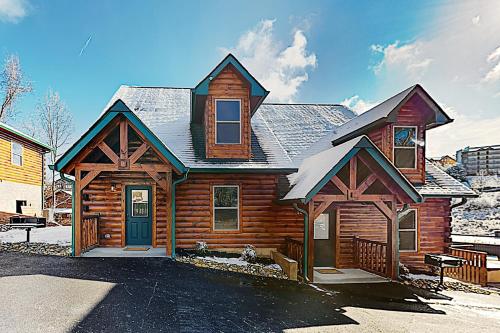 New Listing! New-Build 2-Unit Cabin with 2 Hot Tubs Duplex Pigeon Forge 