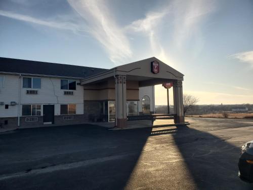 Super 7 Inn Tecumseh - 숙소 외관