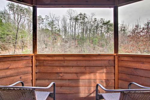 Fully Loaded Pigeon Forge Cabin 5 Mi to Dollywood